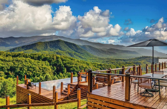 Mt Sunshine - Infinity Pool, Sleeps 22, 12 Beds