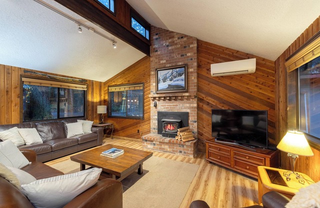 MTN Cabin-Hot Tub-Fire Pit-Games-Sleeps 10!!