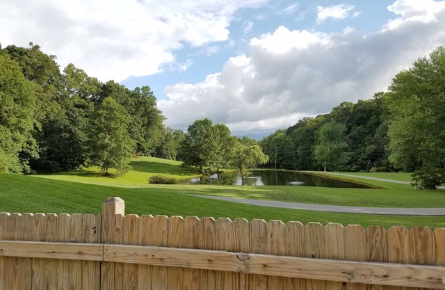 Vistas al monte cerca de Asheville con piscina al aire libre en el suelo