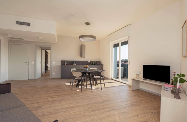MuBra Apartments - Unit 303