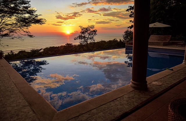 ¡Villa de varios niveles 6BR con excelente puesta de sol y vistas al mar!