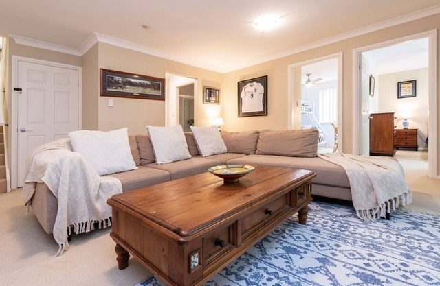 Muriel's Place A Stunning 3 bedroom 3-bathroom pet friendly home within 1klm walk to the beach