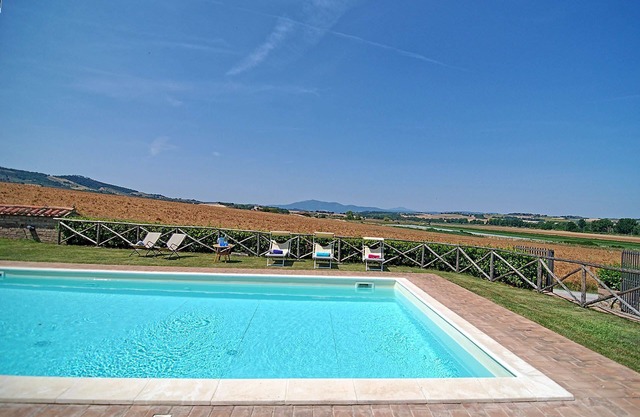 Casale Umbro es una encantadora propiedad en el campo de Umbría, con piscina privada, 8 dormitorios o 6 baños