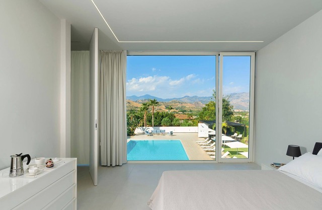 My Rental Homes - Villa Inga with ample garden, private pool,in-room Jacuzzi tub