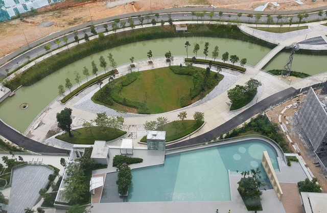 acogedora suite de diseño junto al jardín con lago
