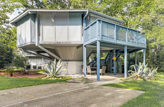 ‘Myrtle Beach Tree House' w/ Deck ~ 7 Mi to Beach!