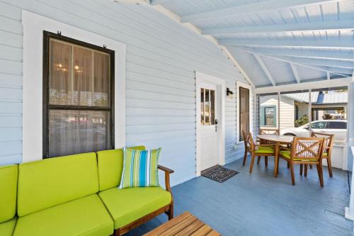 Mystic Moon- family friendly fenced yard pets welcome