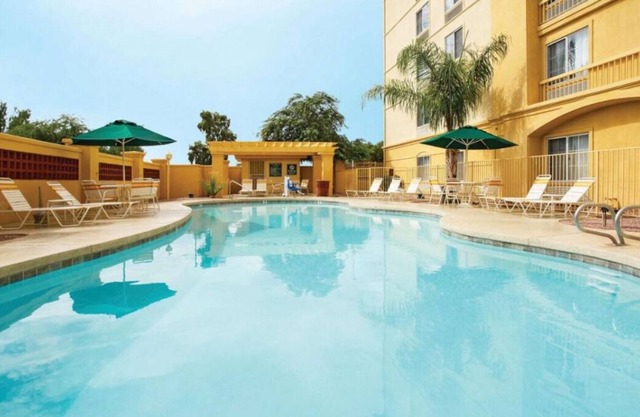 N/S King Bed One-Bedroom w/ Pool View at La Quinta Inn & Stes by Wyndham Mesa