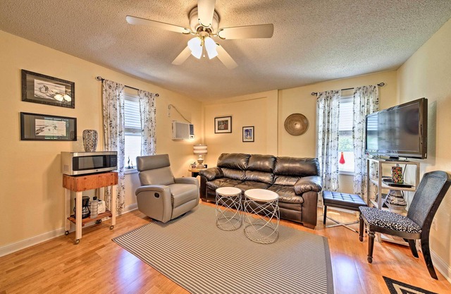 ¡NUEVO! Nags Head Apt w / Patio- .5 millas a pie de playa!