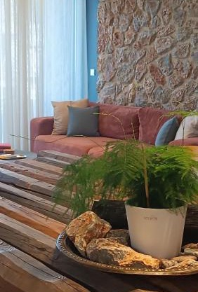 "Naias"seaside residence in the port of Piraeus