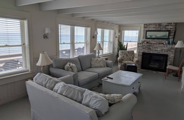 Casa frente al mar estilo Nantucket directamente en una playa de arena