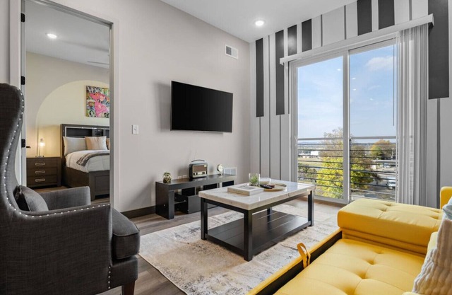 Nashville Getaway + Free Parking, Sleeps 4