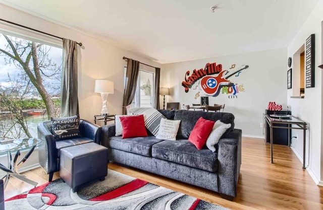 Nashville Waterfront Retreat - Spacious 2BR Walk to Broadway | FREE PARKING