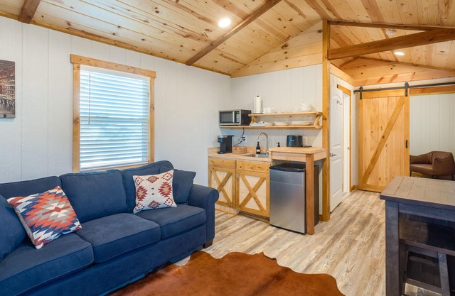 Native Falls Cabin (1BR Rustic) - Lakeview 1 bedroom, 1 bath Rustic Cabin