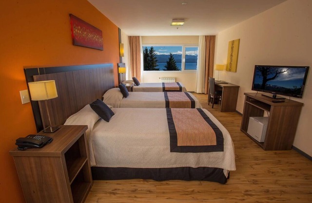 Nature-Inspired Room, Minutes from Civic Center with Jacuzzi for Relaxation