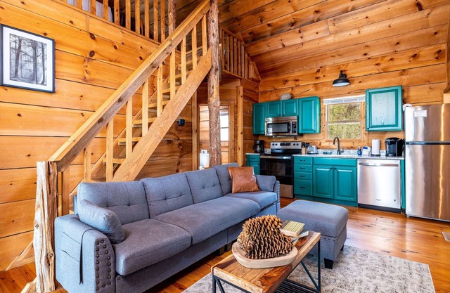 Summer Oasis! King Bed! Dog Friendly! Peaceful!