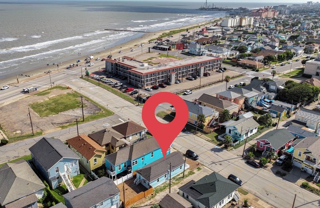 Nautical Nest - 1 block to the Beach, Newly Renovated