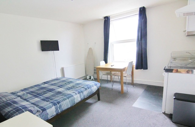 Cerca de Croydon, centro de Londres 20 minutos. Estudio nuevo en casa de época.