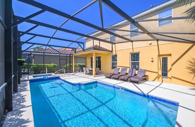 5BR Luxury Family Home - Pool BBQ and Netflix