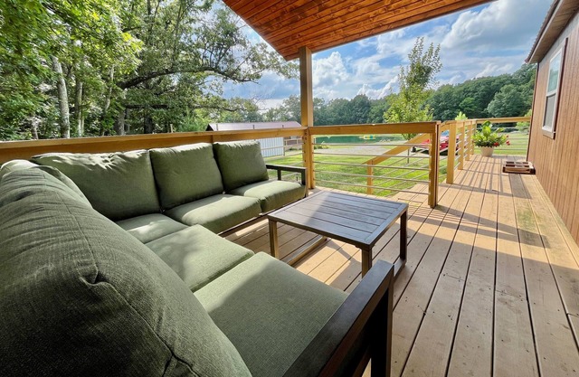 Presa cerca de las cabañas del lago de Egipto: la micro cabina de la puerta amarilla