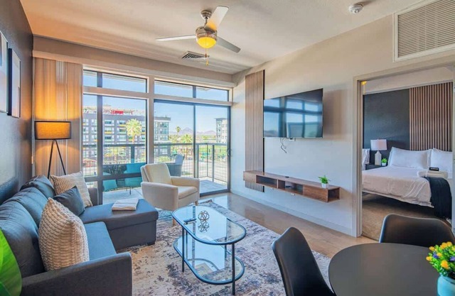 Lux DT Phoenix Stay | Pool, Gym, Parking