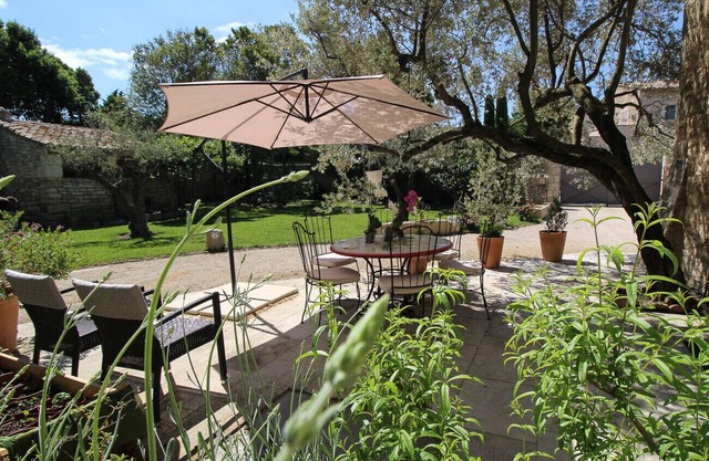 Cerca de Saint-Rémy-de-Provence, granja climatizada, piscina climatizada.