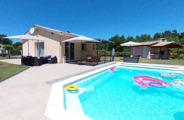 Cómoda casa de 100 m2 con jardín vallado de 2400m2 y piscina climatizada.