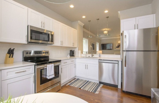 Relájese en la cubierta en este moderno y exclusivo condominio cerca de Vandy / Broadway