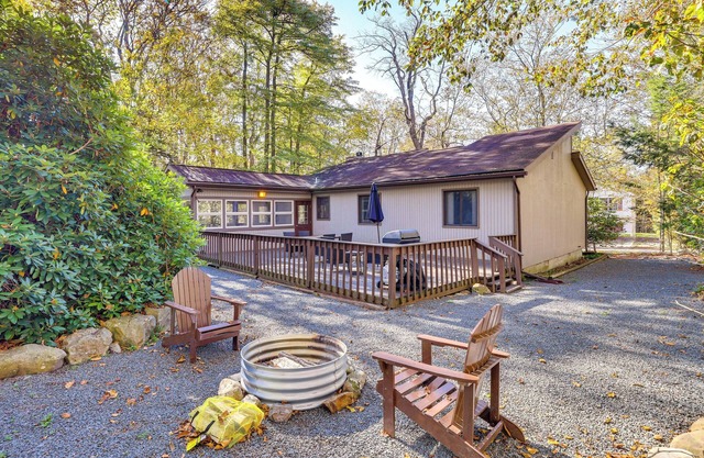 Near Water Parks: Pet-Friendly Tobyhanna Getaway!