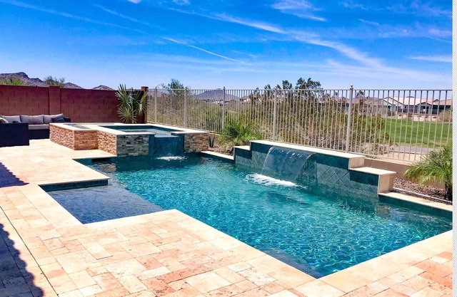 ¡Nuevo campo de golf personalizado en casa con piscina climatizada y spa personalizados!