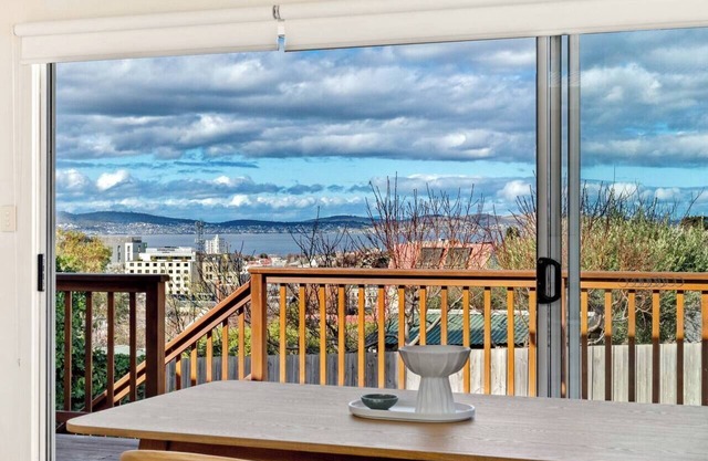 Neilsen Cottage Serene River Views near Hobart CBD