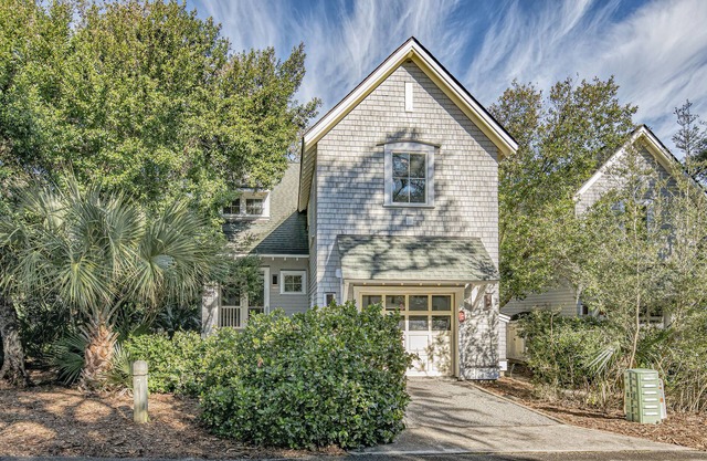 Nestled in Keepers Landing neighborhood at this cozy two bedroom home! Access to both clubs