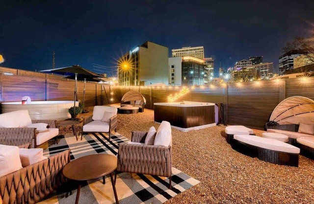 New-14 Beds! Walk to broadway|Private Hot Tub/Pool