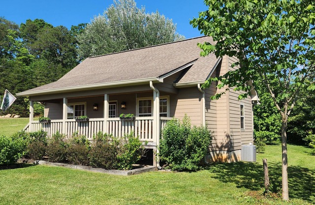 New 1BR/1BA The Bear Stop Flat Paved Access Wears Valley Hot Tub WiFi Pool Table