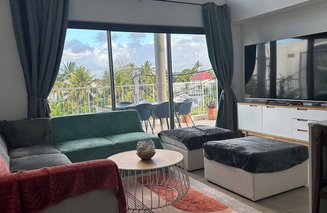 New 3-bedroom apartment with swimming pool, on the seafront.