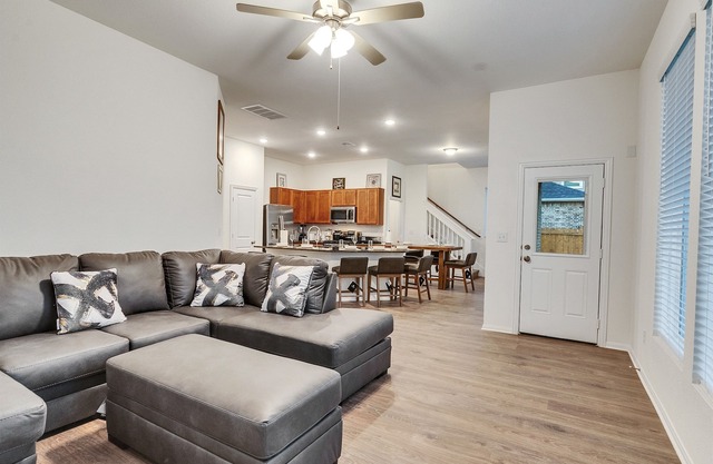 New 5BR Luxury · Sleeps 10 · Lake Jackson