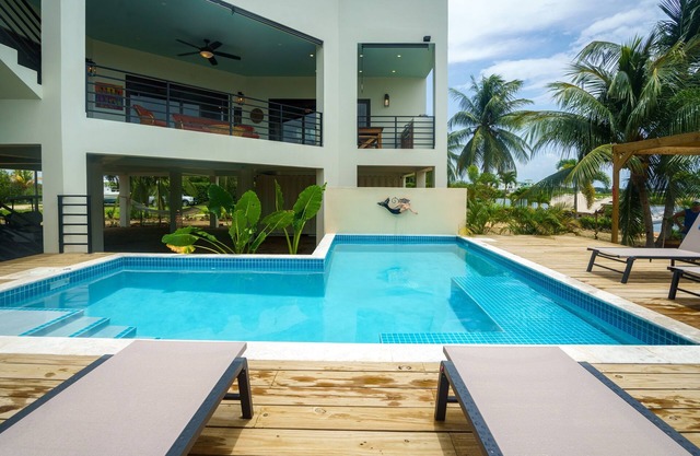 New 6-ppl Home with Pool, Dock & Rooftop Dining