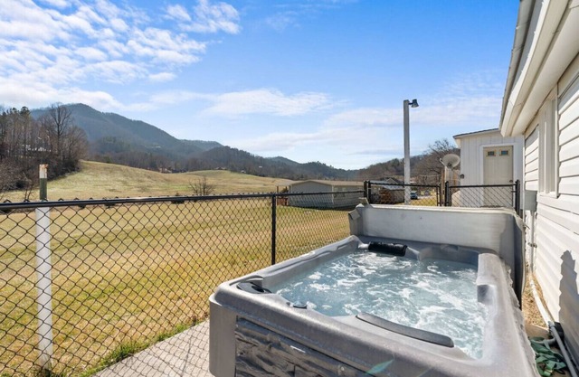 New! Adorable 1BR w/MTN Views! Hot Tub*Location!