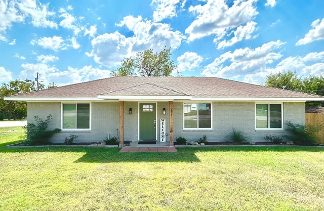 NEW! Air Brenham 1mi to downtown! Pet Friendly!