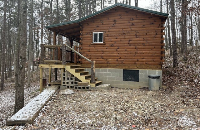 New Amish built log cabin near hocking hills & tar hollow, atvs & pet friendly