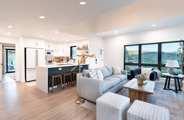 ★New and Modern! Chef's kitchen, views, parking, .5 mi from transit center