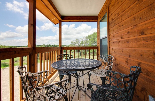 ¡Nueva y apartada cabaña de cedro a solo 16 km del corazón de Blanco!