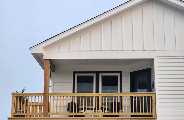 New Beach Cottage/Water View/ Beach Gear/walk to beach!