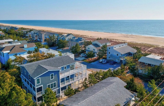 Nueva casa de playa en playa privada con amplias terrazas y vistas panorámicas al mar