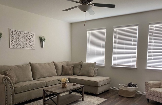 NEW beautiful large smart home 15 min to downtown!