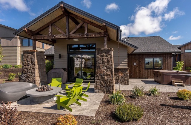 NEW BEND HOME ~ great for groups ~ resort pool ~ concert shuttle ~ W/D ~ 🐶