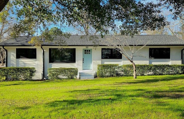 NEW!!Blue Pelican Getaway!Pet friendly, fenced in back yard! Sleeps 8 by beach!