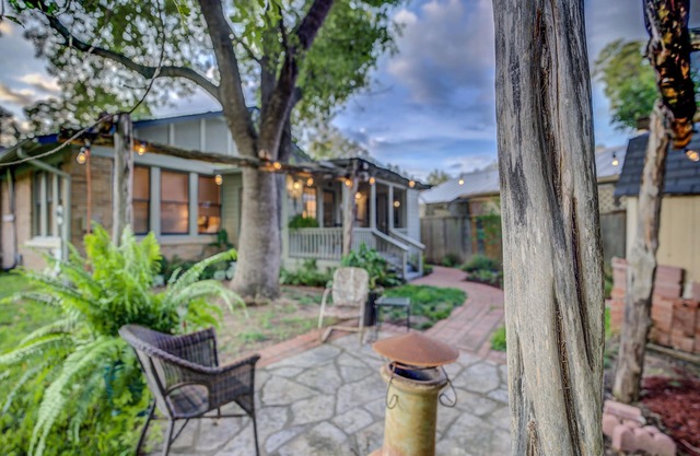 New Braunfels Bungalow Central to Attractions/ Downtown