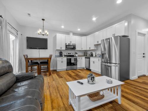 New build duplex-sleeps 6! Pet friendly!