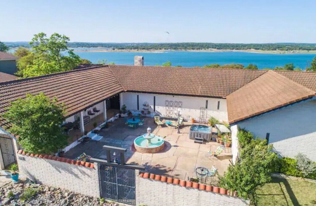 NEW! Canyon Lake WATERFRONT Villa~Hot tub~Sleeps 16